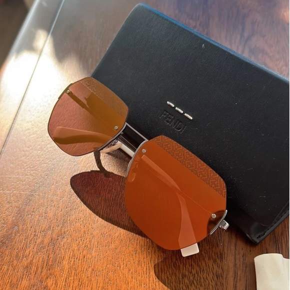 Fendi Accessories - FENDI Oculus SOLAR-FF Sunglasses